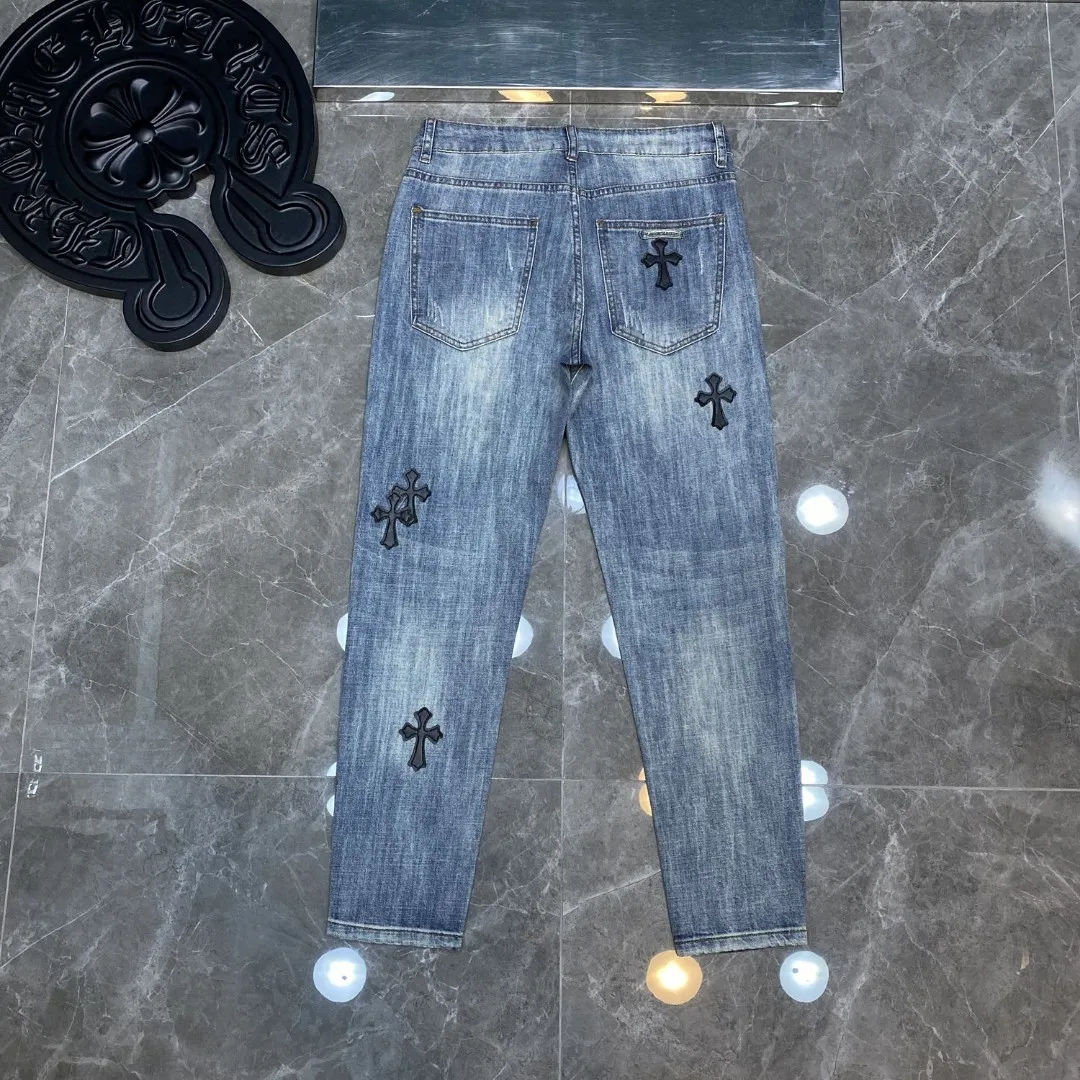 P256 Chrome Hearts🌸Jeans are here🌸 Classic version series, versatile style, exclusive custom-woven and dyed 100% pure cotton high-weight denim fabric, high-tech washing! After the pants are finished, do heavy enzyme stone washing and rinsing! ✨Heavy leather embroidery➕denim cat whiskers✨Original hardware mold opening! Carrying various craft elements, this season’s most classic denim trousers! Suitable for all kinds of outfits and can be worn in all seasons. Recommended color: dyed denim blue. Code numbers: S, M, L, XL